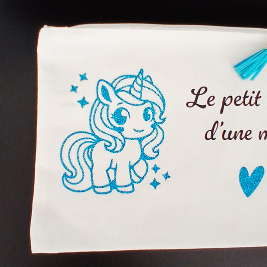 Trousse sublimée "le petit bazar d'une miss" avec une licorne turquoise.