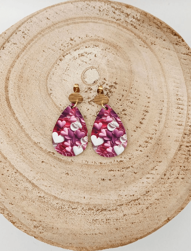 Boucle d'oreilles larme sublimée "confettis de cœur" avec support rond