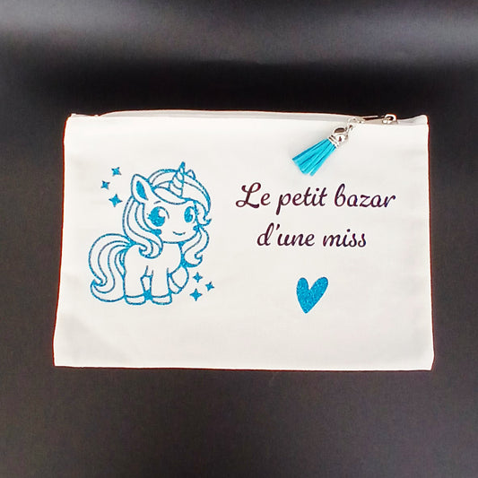 Trousse sublimée "le petit bazar d'une miss" avec une licorne turquoise.
