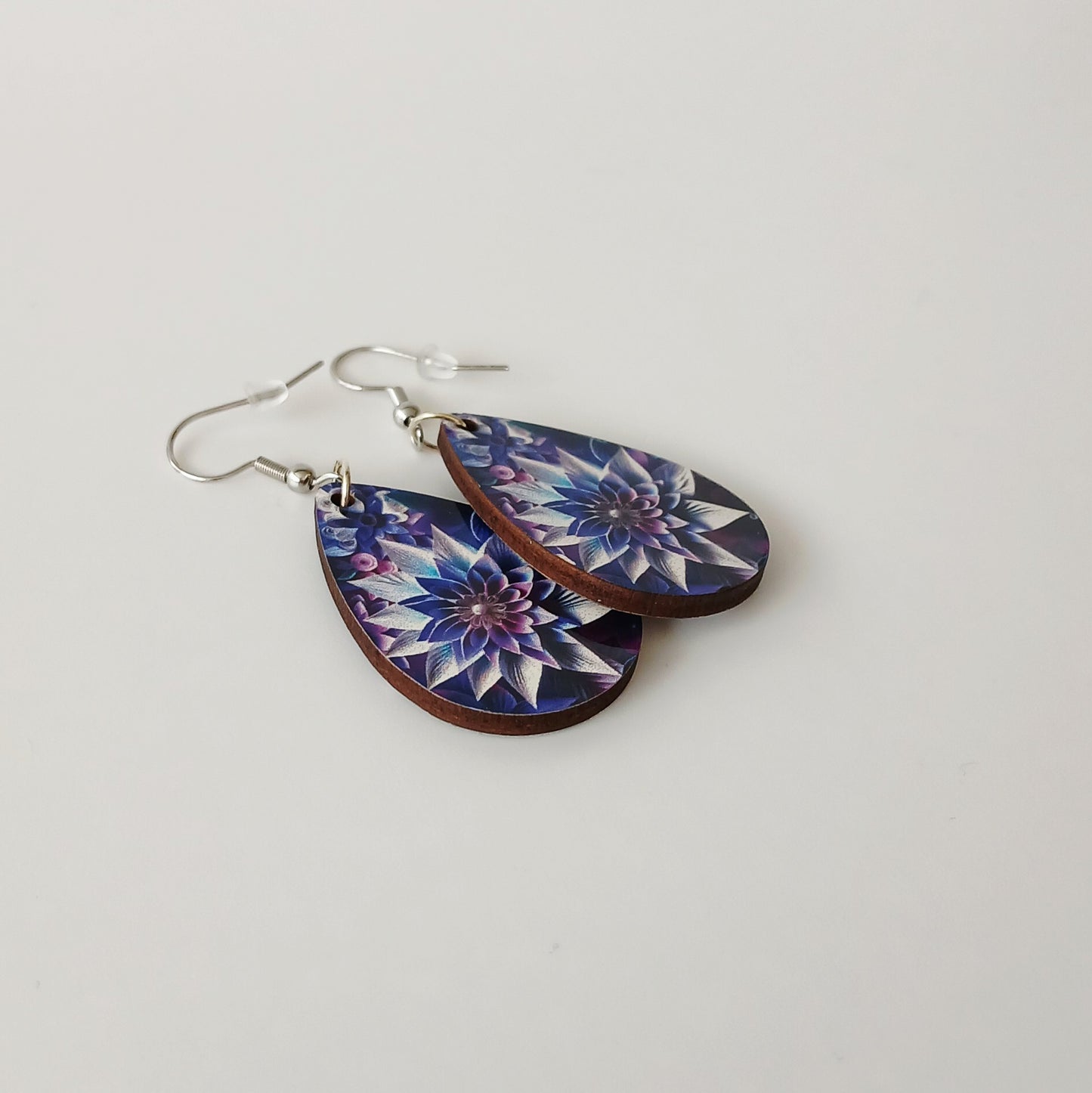 Boucle d'oreilles larme "Fleur violette"
