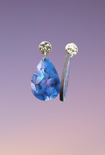 20250311_140645-removebg-preview Boucle d'oreilles larmes avec image holographique mauve